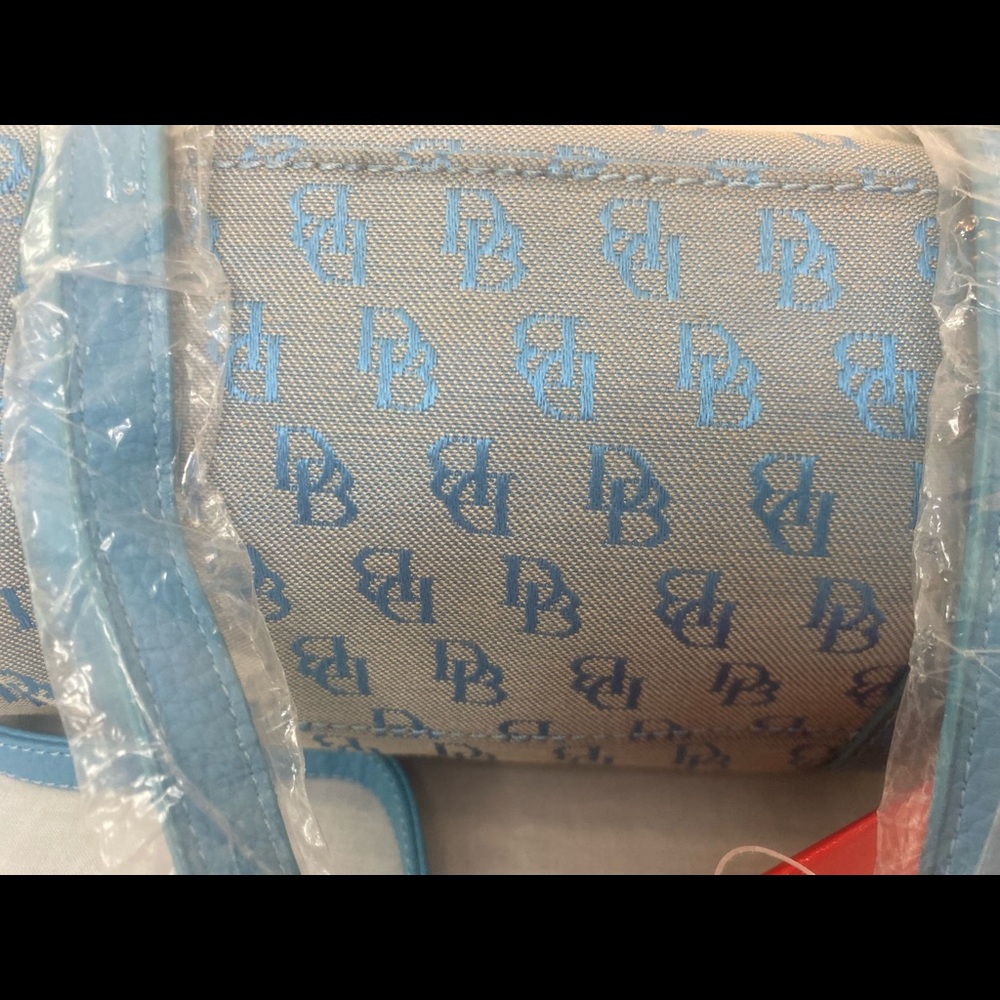 Classic vintage Dooney & Bourne Barrel bag.